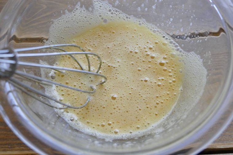 卵と砂糖を合わせて泡だて器で混ぜる様子