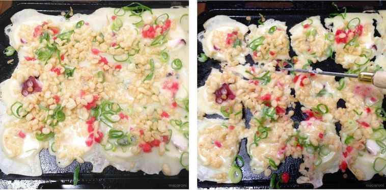 たこ焼きの生地に、紅しょうが・小口ねぎ・天かすを散らした様子