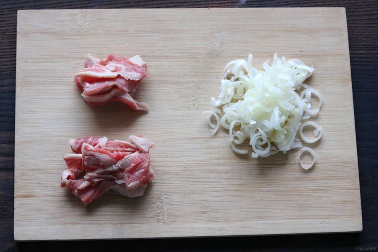 木のまな板の上に置いた牛肉と長ねぎ