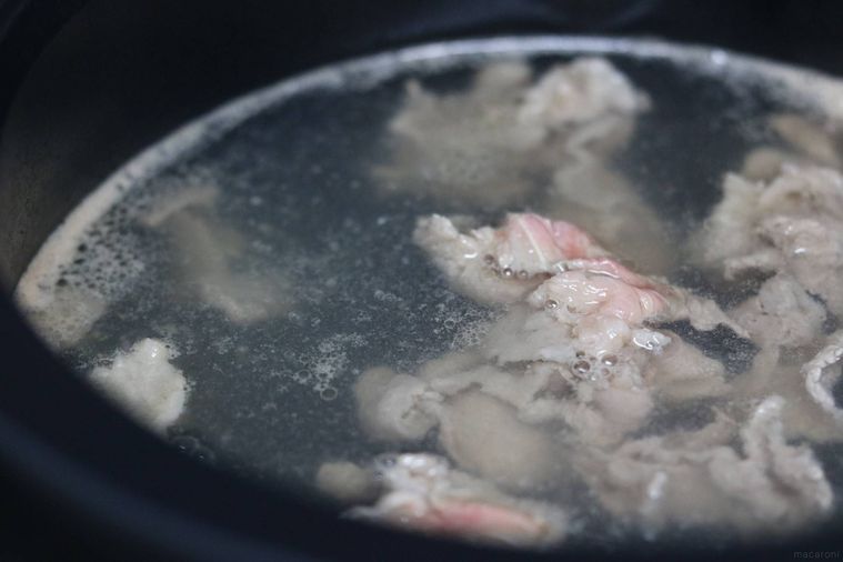 鍋で牛肉を煮込んでいる様子