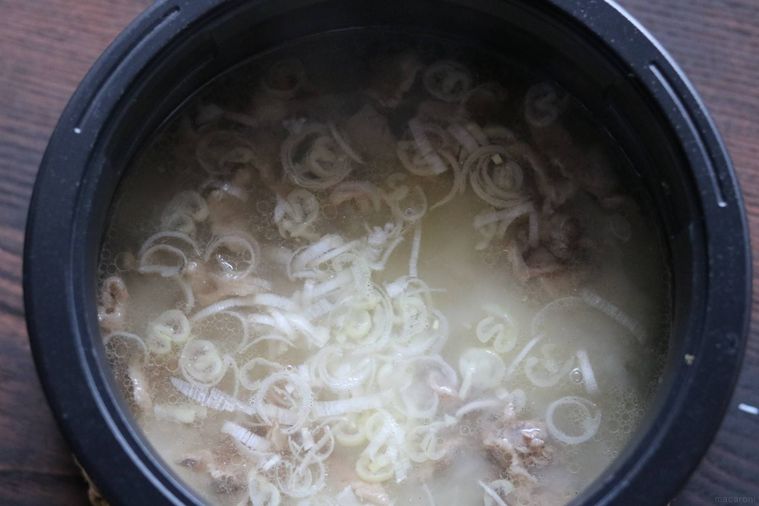 鍋でソルロンタンの材料を煮込んでいる様子