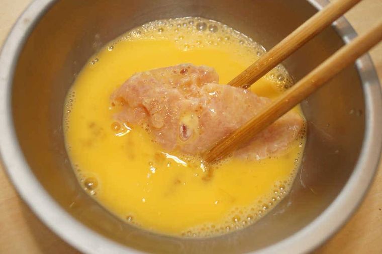 鮭に卵を付けている様子