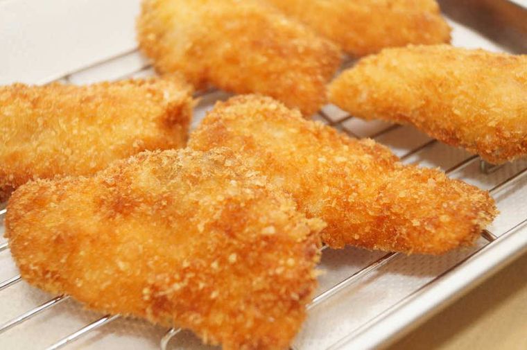 バットの上にのった鮭フライ