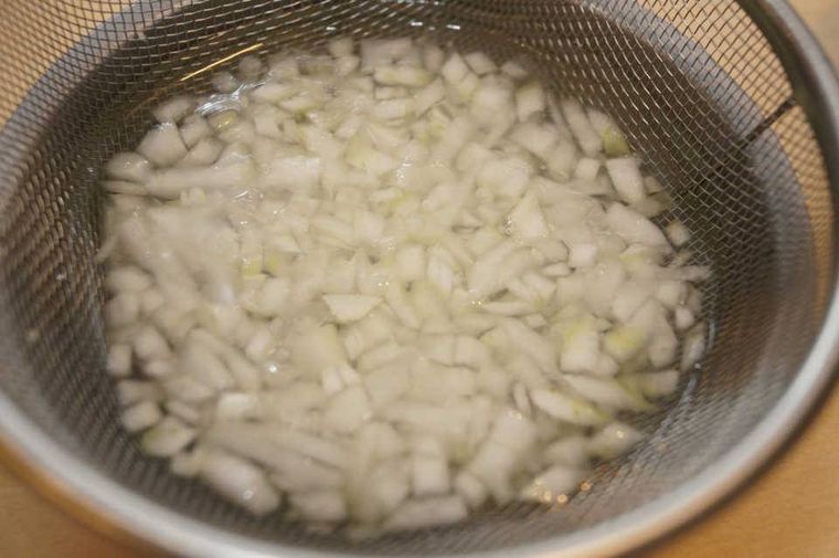 玉ねぎのみじん切りを水にさらしている様子