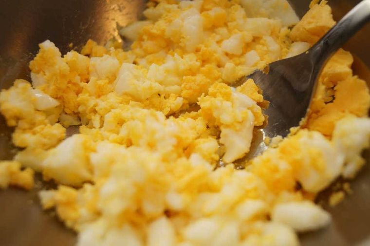 ゆで卵をフォークで潰している様子