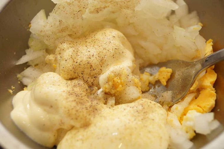 ボウルでタルタルソースを作っている様子