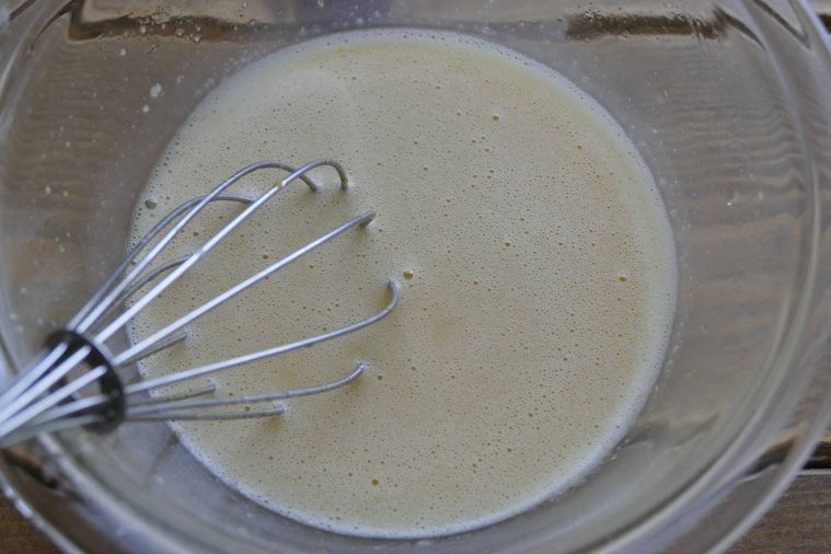 サラダ油と牛乳を加えて混ぜる様子