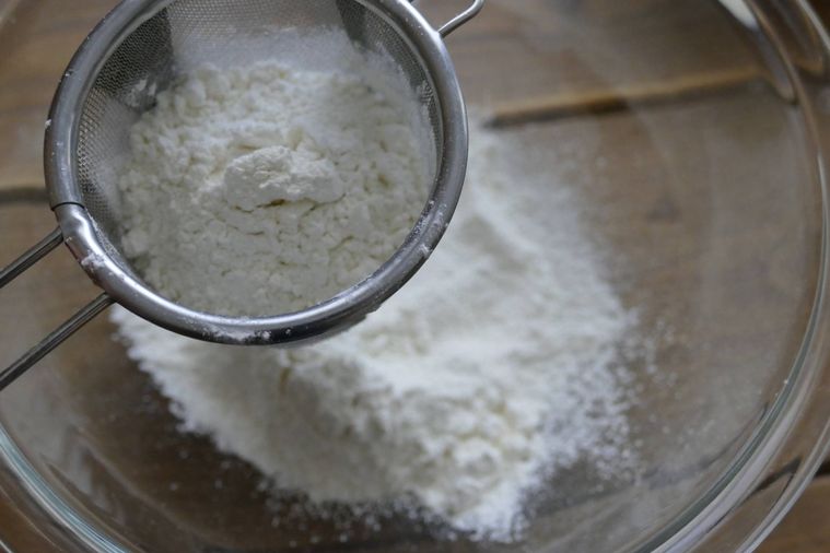 粉類をふるう様子