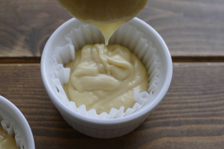 グラシン紙を入れた容器に生地を入れる様子