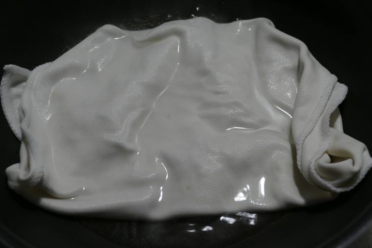 湯が入っているフライパンに布巾を敷いた様子