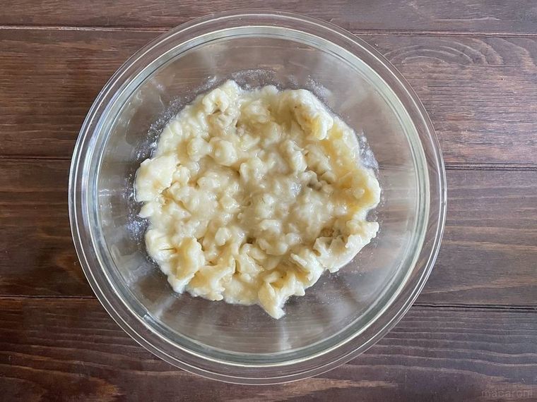 ボウルに入った潰したバナナ