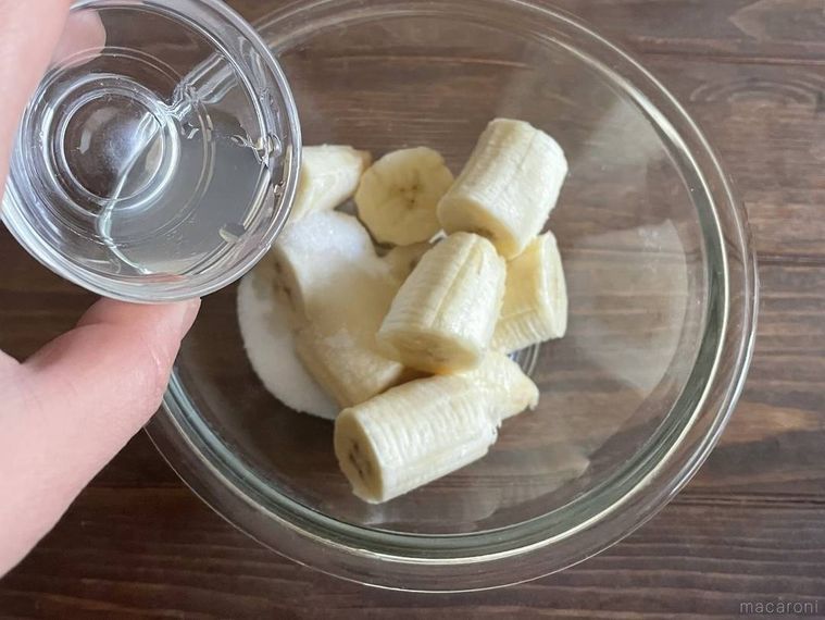 ボウルに入ったバナナにレモン果汁をかける