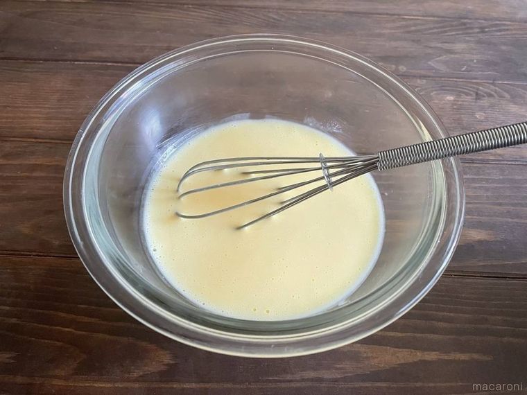 ボウルに入った卵、砂糖、サラダ油を混ぜた卵液