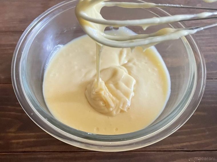 ボウルに入ったバナナヨーグルトケーキの生地