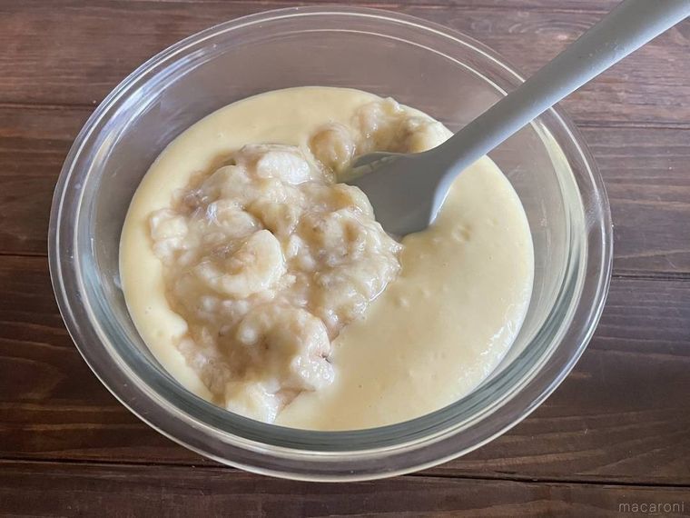 ボウルに入ったバナナヨーグルトケーキの生地、潰したバナナ