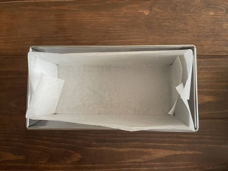 ベーキングシートを敷いたパウンドケーキの型