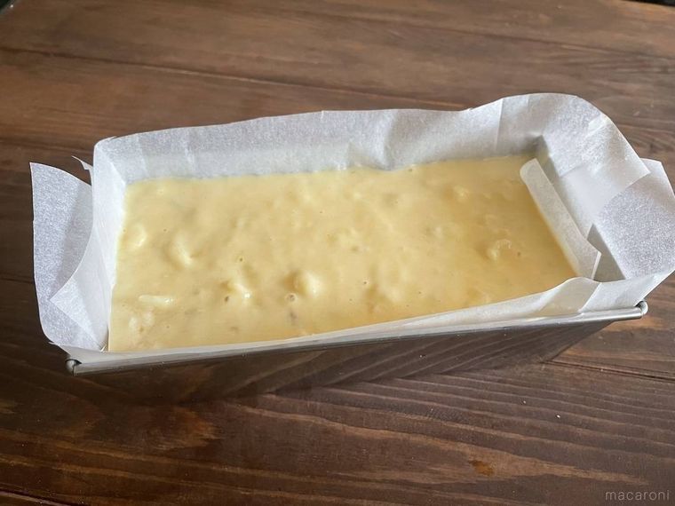 型に流したバナナヨーグルトケーキの生地