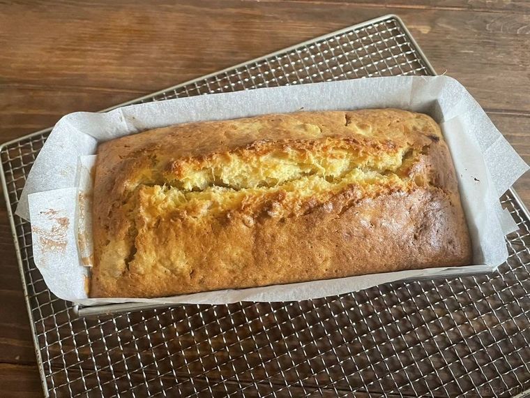 網の上に乗ったバナナヨーグルトケーキ