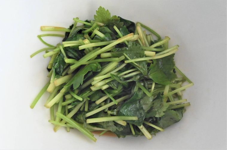 白い器に入った調味料と合わせた三つ葉