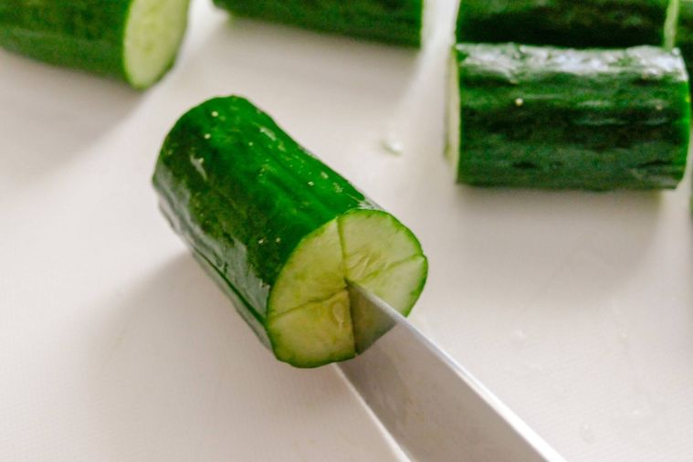 きゅうりに十字の切り込みを入れる様子