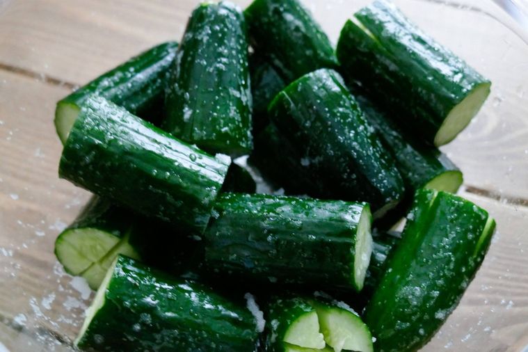 きゅうりに塩をまぶして置いている様子