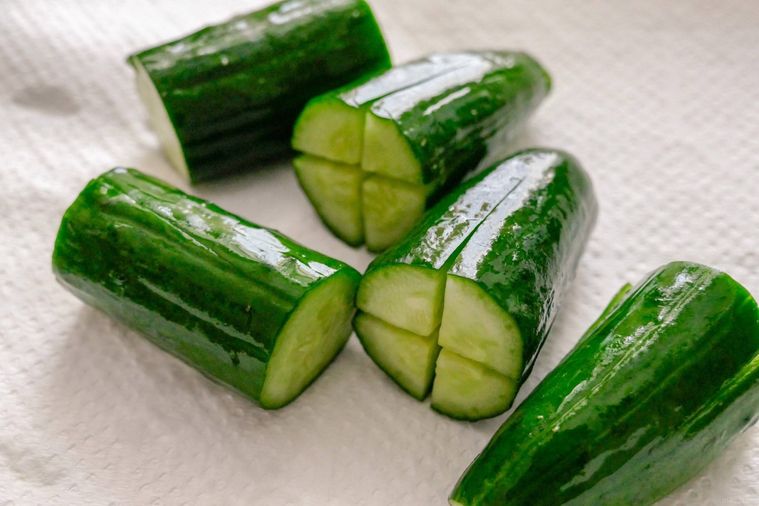 キッチンペーパーの上に置かれたきゅうり