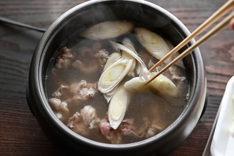 鍋の中に入っているコムタンスープの材料