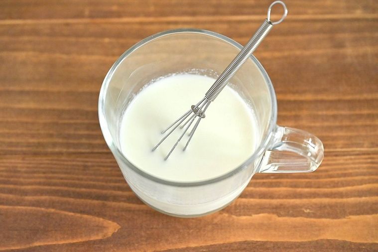 グラスに入った泡立て器で混ぜた飲むヨーグルト
