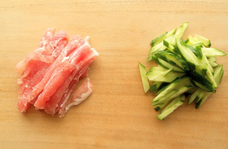 細切りにしてまな板の上にのせた、生ハムときゅうり