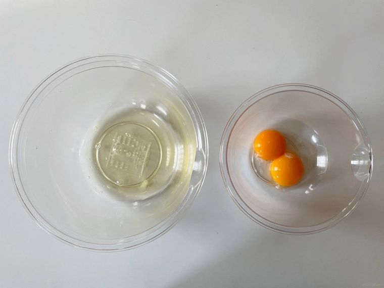 卵白と卵黄が入ったボウル