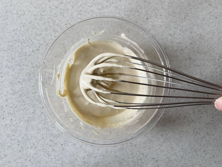 ボウルで卵黄ときび砂糖を混ぜる様子