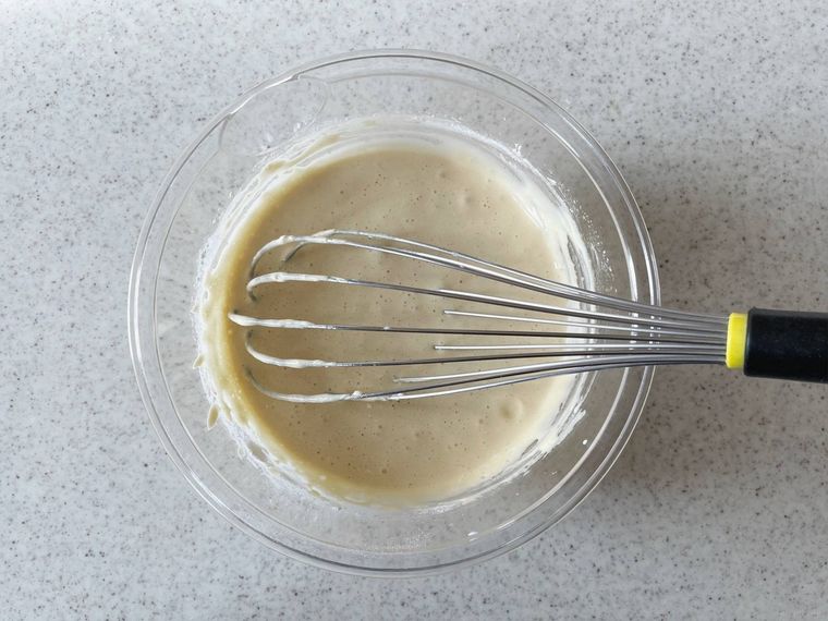 ボウルに入った卵黄生地