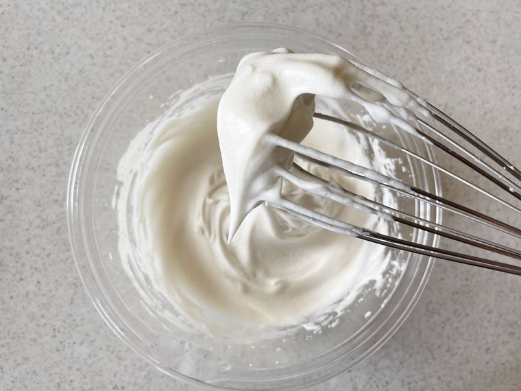 ボウルで卵白を泡立てる様子