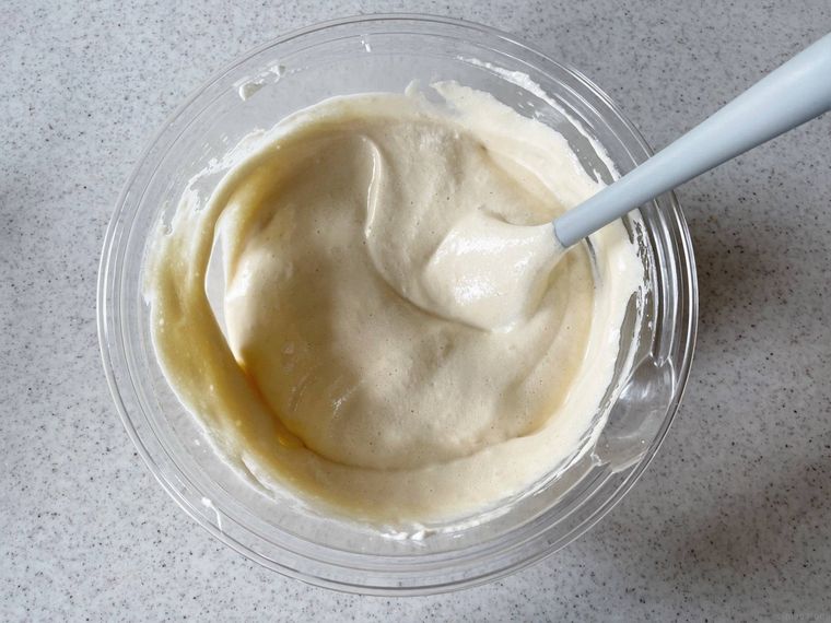 卵黄生地とメレンゲをゴムベラで合わせた様子