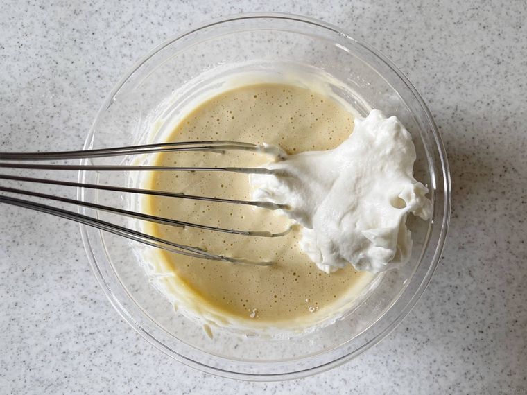 卵黄生地にメレンゲを入れた様子