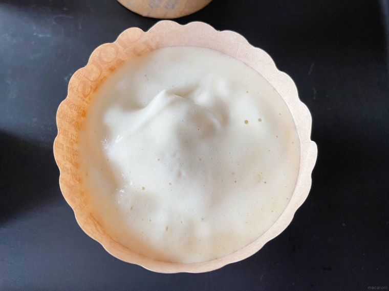 マフィンカップにシフォンケーキ生地が入ったもの