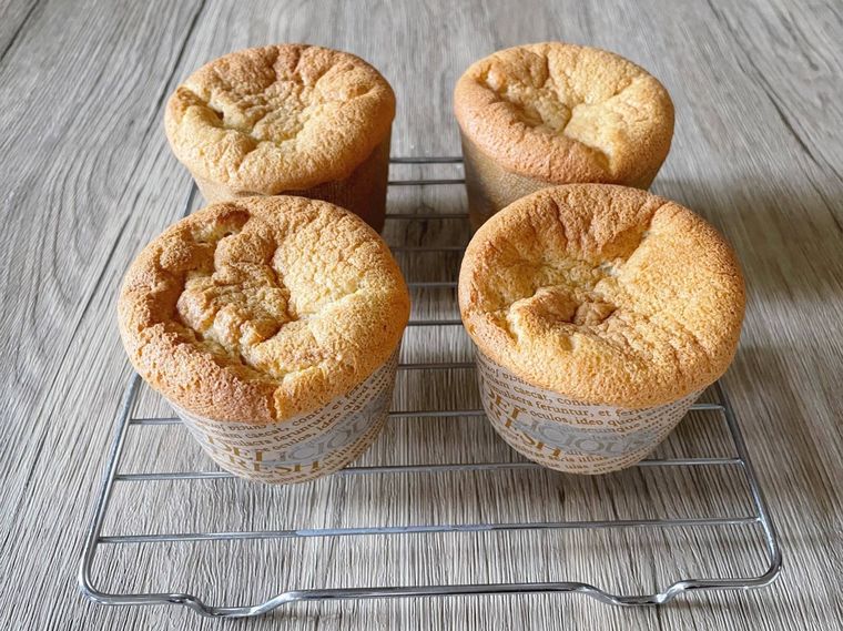 焼き網に並んだカップシフォンケーキ