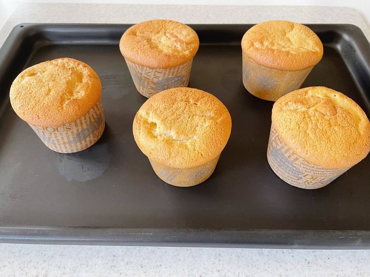 天板にある焼けたカップシフォンケーキ