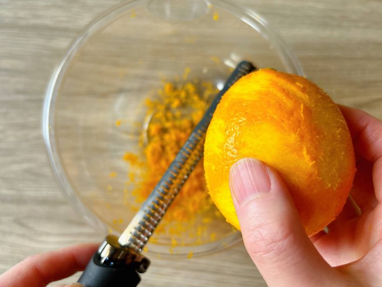 レモンの皮をすりおろす様子