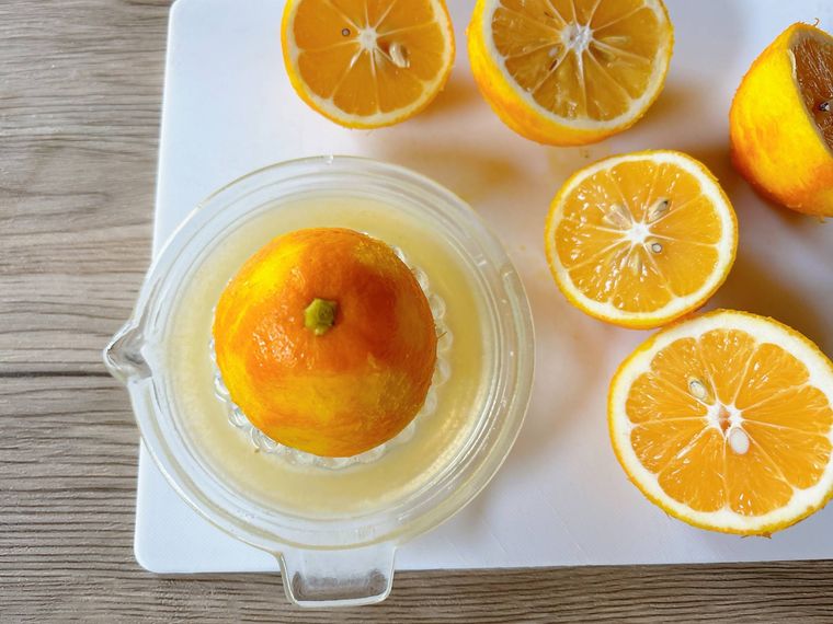 レモンの果汁を搾る様子