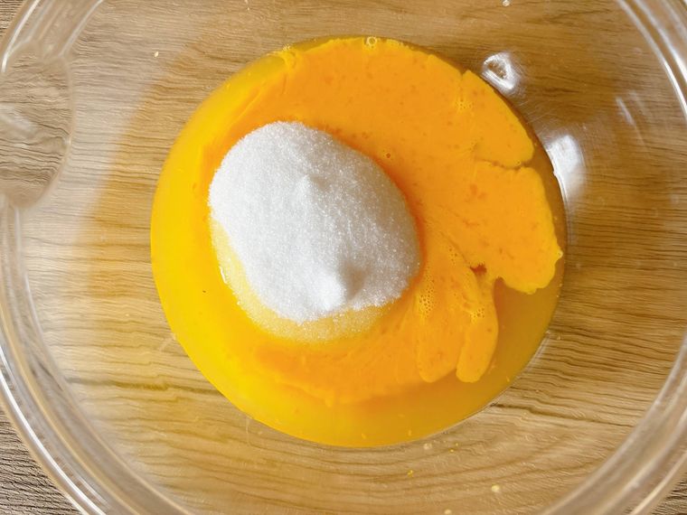 卵とレモン果汁、レモンの皮、グラニュー糖を入れたボウル