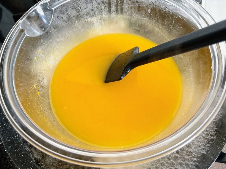卵液を湯煎で温め続ける様子