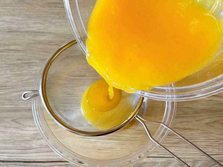レモンカードをザルで漉す様子