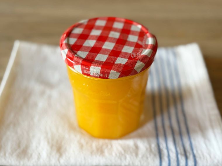 保存瓶に入ったレモンカード