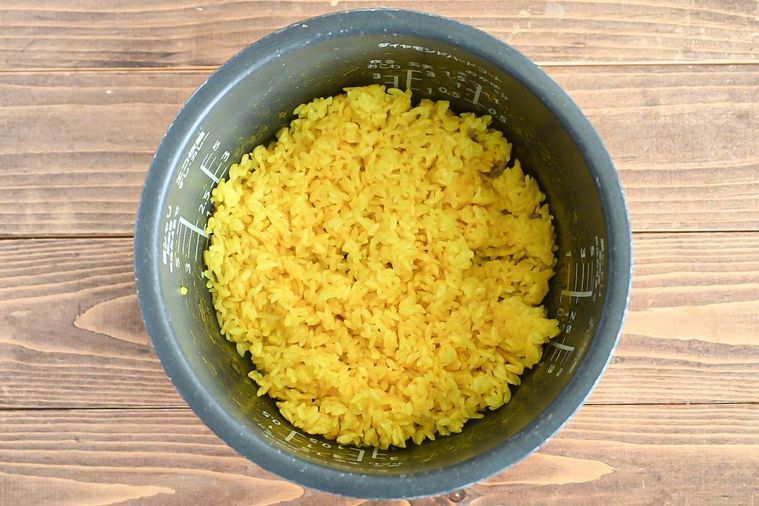 炊飯器に入ったターメリックライス