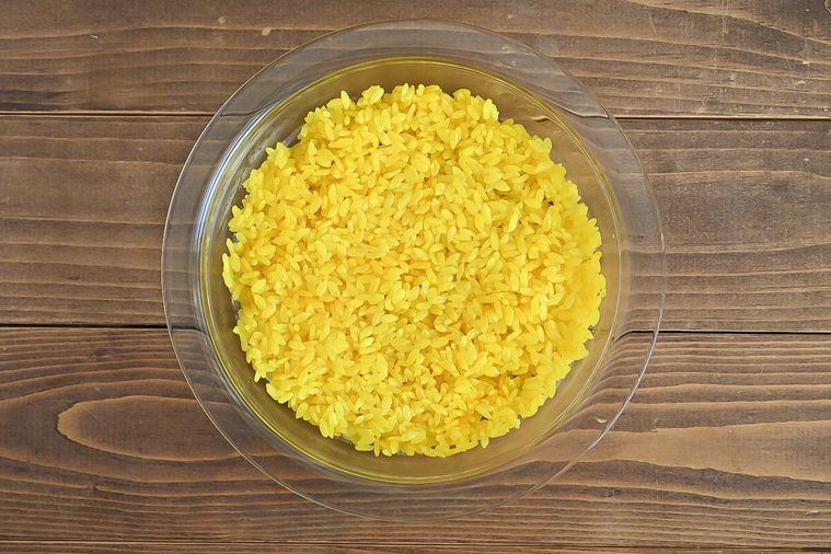 耐熱容器に入ったターメリックライス