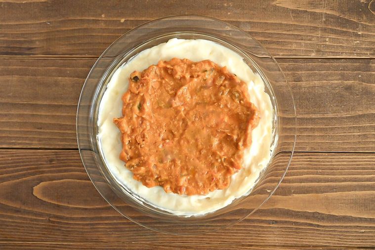 耐熱容器に入ったホワイトソースとミートソース