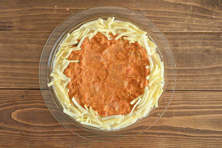 耐熱皿に入った加熱前のミラノ風ドリア風