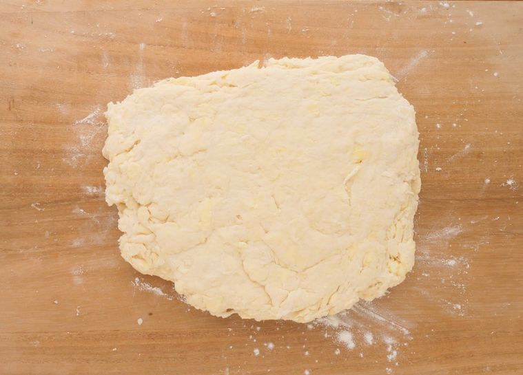 台の上に伸ばした生地