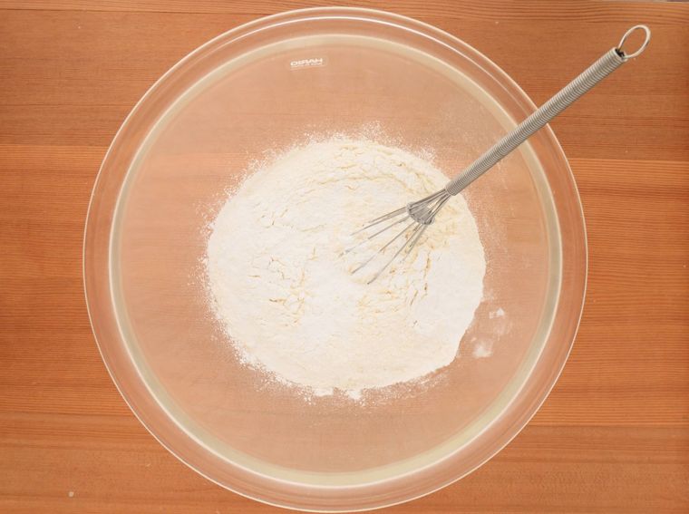 ボウルに入った粉類を泡立て器でかき混ぜる様子